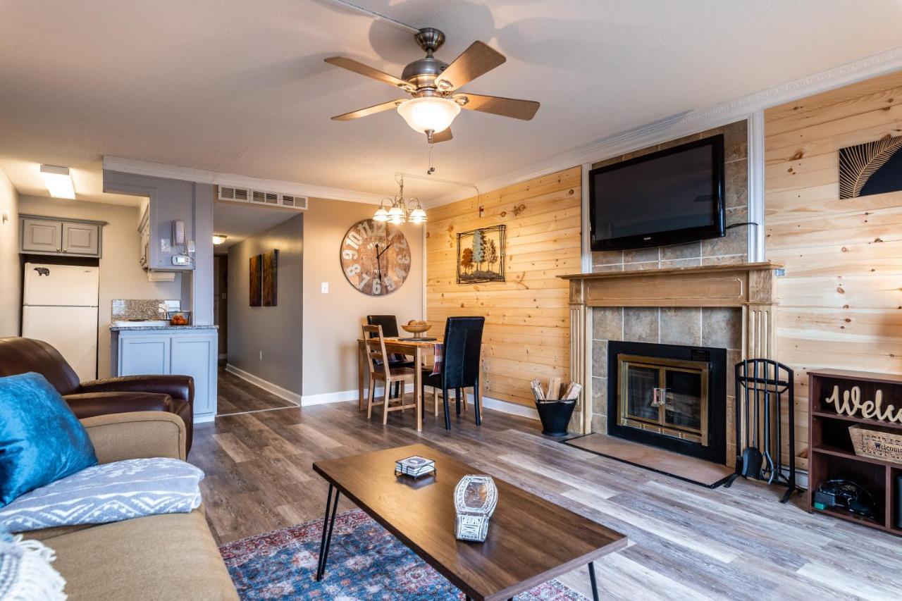 Sky High Views!!-peak Mountaintop-outdoor Pool-close To Downtown-private Balcony-wifi-cable Apartamento Gatlinburg