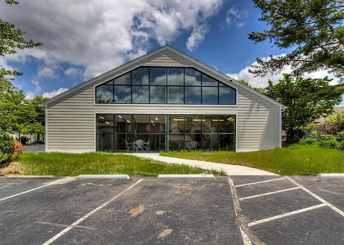 Sky High Views!!-Peak Mountaintop-Outdoor Pool-Close To Downtown-Private Balcony-Wifi-Cable